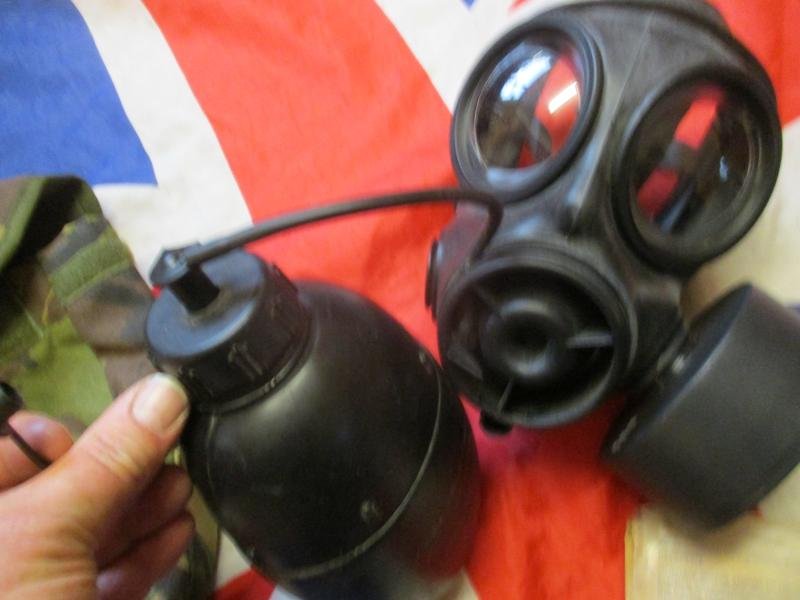1991 AVON BRiTiSH army ISSUE respirator gas mask S10 SIZE 4 small & plce POUCH & 58 bottle — image 4