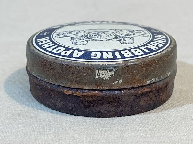 Original WWII Norwegian Pharmacy Small Tin, German Soldier Captured — image 3