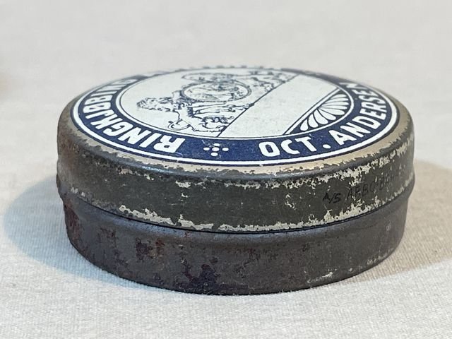 Original WWII Norwegian Pharmacy Small Tin, German Soldier Captured — image 4