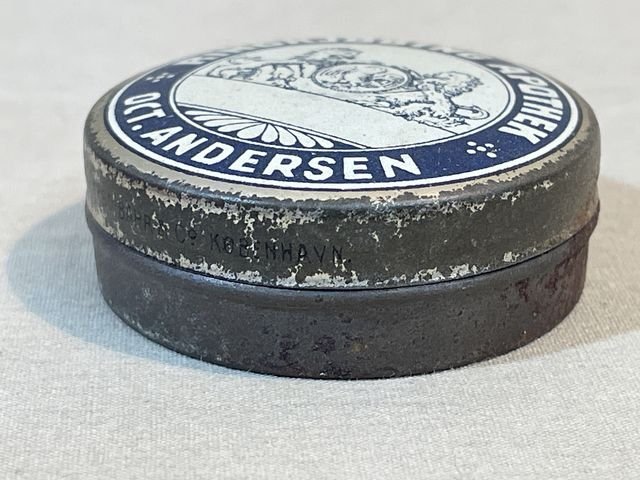 Original WWII Norwegian Pharmacy Small Tin, German Soldier Captured — image 5