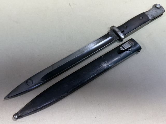 Original WWII German 98K Bayonet and Scabbard, MATCHING CARL EICKHORN — image 2