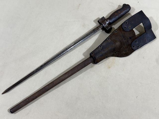 Original WWI French 86/15 Bayonet, Scabbard and Leather Frog — image 2