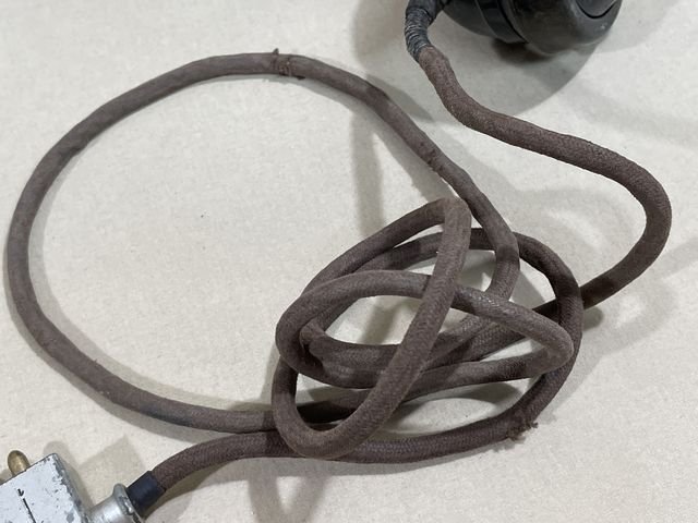 Original WWII German Model 33 Field Phone in Bakelite Case — image 10