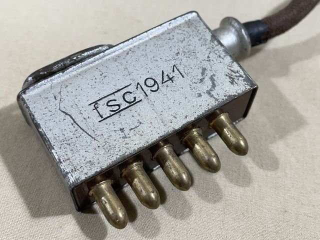 Original WWII German Model 33 Field Phone in Bakelite Case — image 12