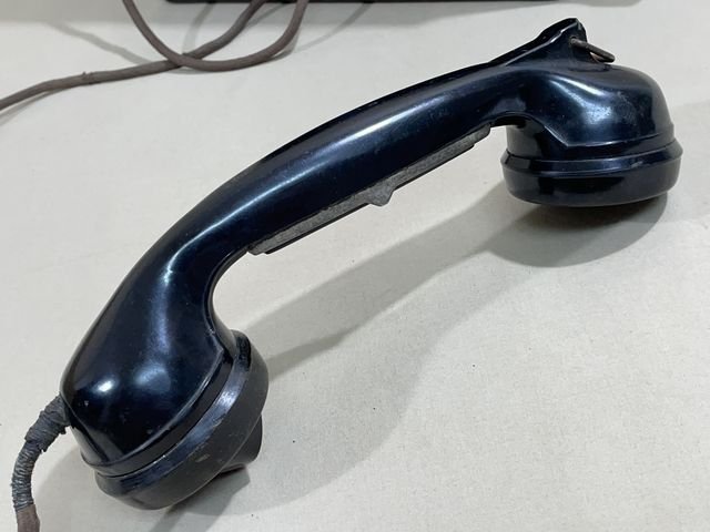 Original WWII German Model 33 Field Phone in Bakelite Case — image 2