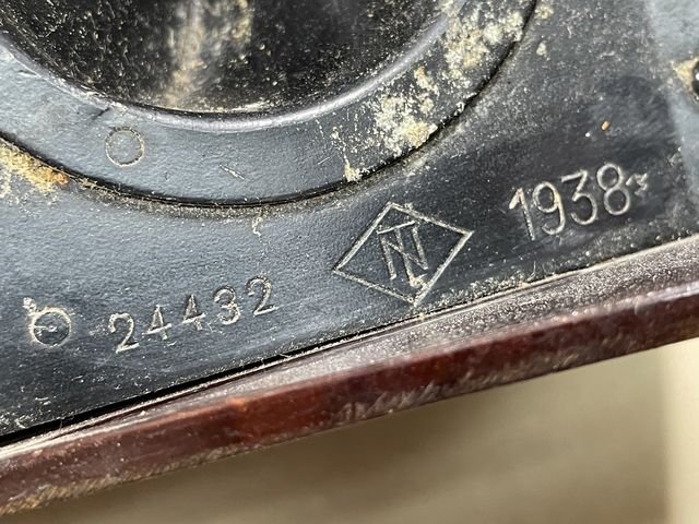 Original WWII German Model 33 Field Phone in Bakelite Case — image 39