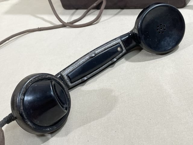 Original WWII German Model 33 Field Phone in Bakelite Case — image 4