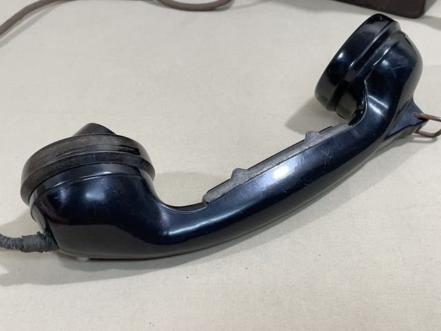 Original WWII German Model 33 Field Phone in Bakelite Case — image 6