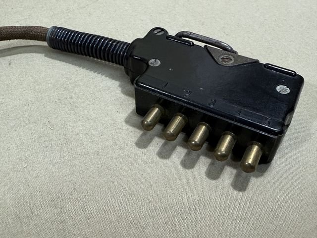 Original WWII German Model 33 Field Phone in Bakelite Case — image 10