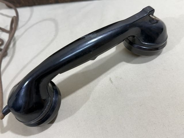 Original WWII German Model 33 Field Phone in Bakelite Case — image 2