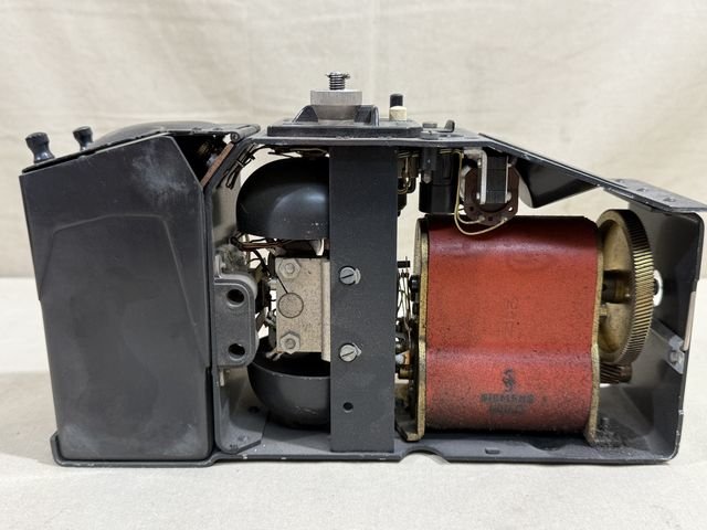 Original WWII German Model 33 Field Phone in Bakelite Case — image 37