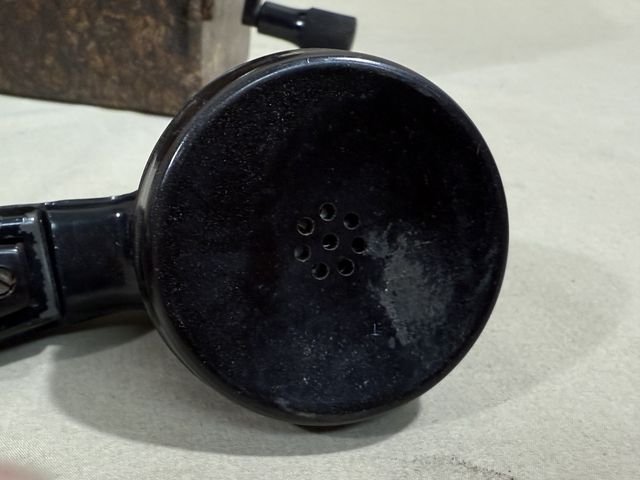 Original WWII German Model 33 Field Phone in Bakelite Case — image 4