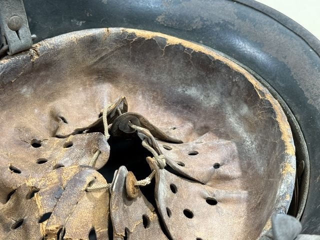 Original WWII German Army (Heer) M40 Single Decal Steel Helmet — image 26