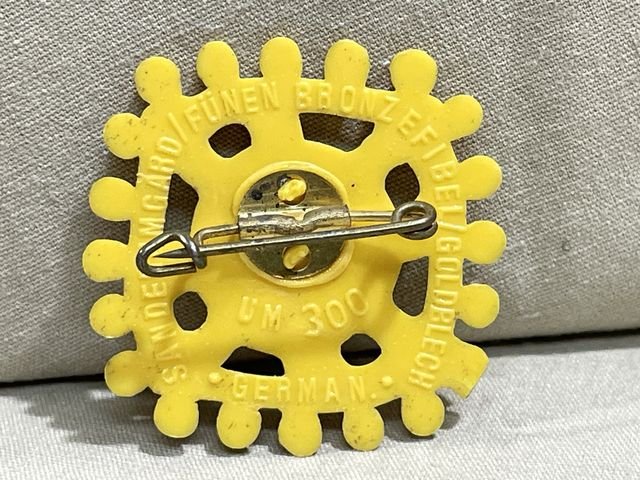 Original Nazi Era German Plastic Tinnie, SANDERUMGARD/FUNEN BRONZE FIBEL — image 2