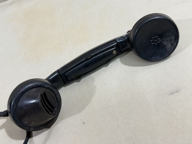 Original WWII German Model 33 Field Phone in Bakelite Case, 1939 — image 2