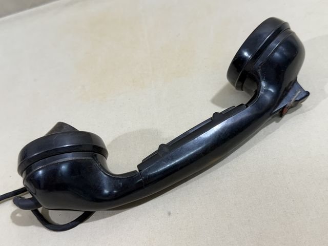 Original WWII German Model 33 Field Phone in Bakelite Case, 1939 — image 3
