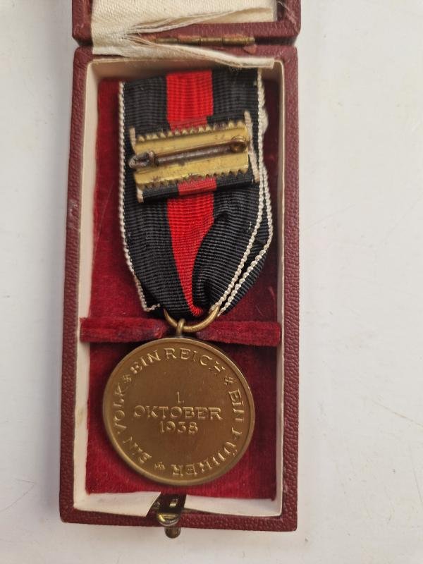 1st October Medal 1938 Boxed with Ribbon Bar — image 3
