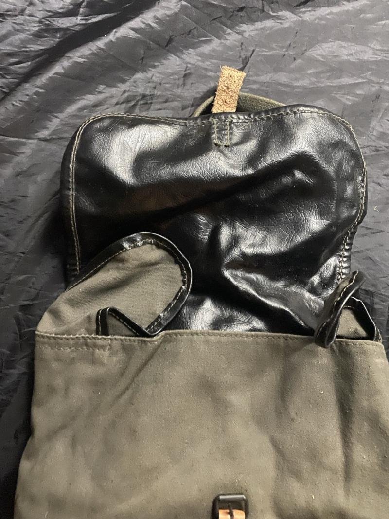 YUGOSLAVIAN M84 GAS MASK/UTILITY BAG — image 2