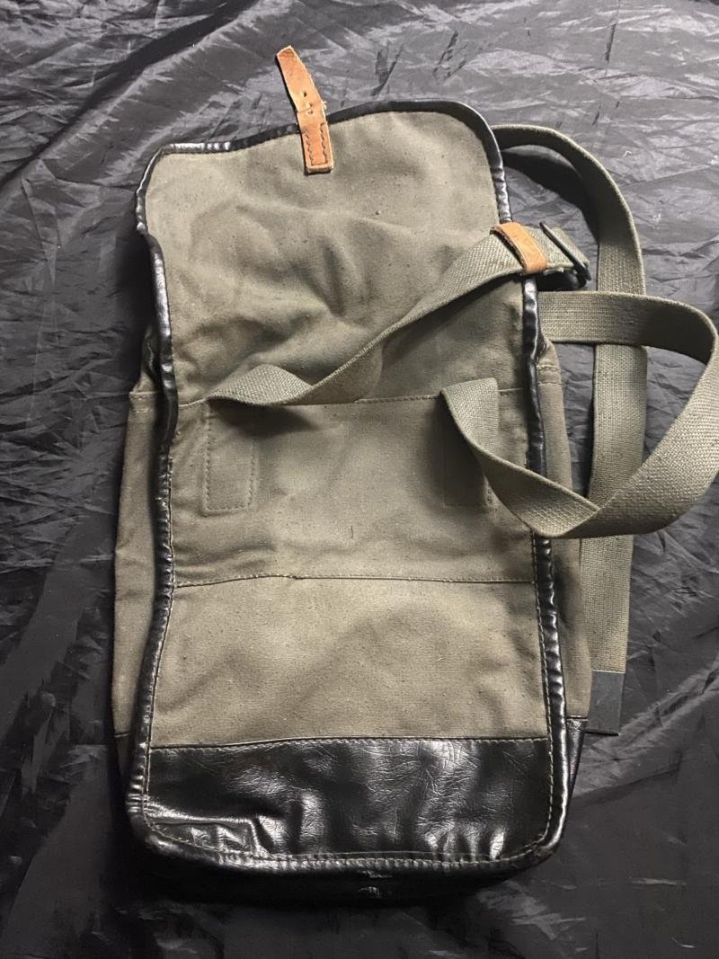 YUGOSLAVIAN M84 GAS MASK/UTILITY BAG — image 3