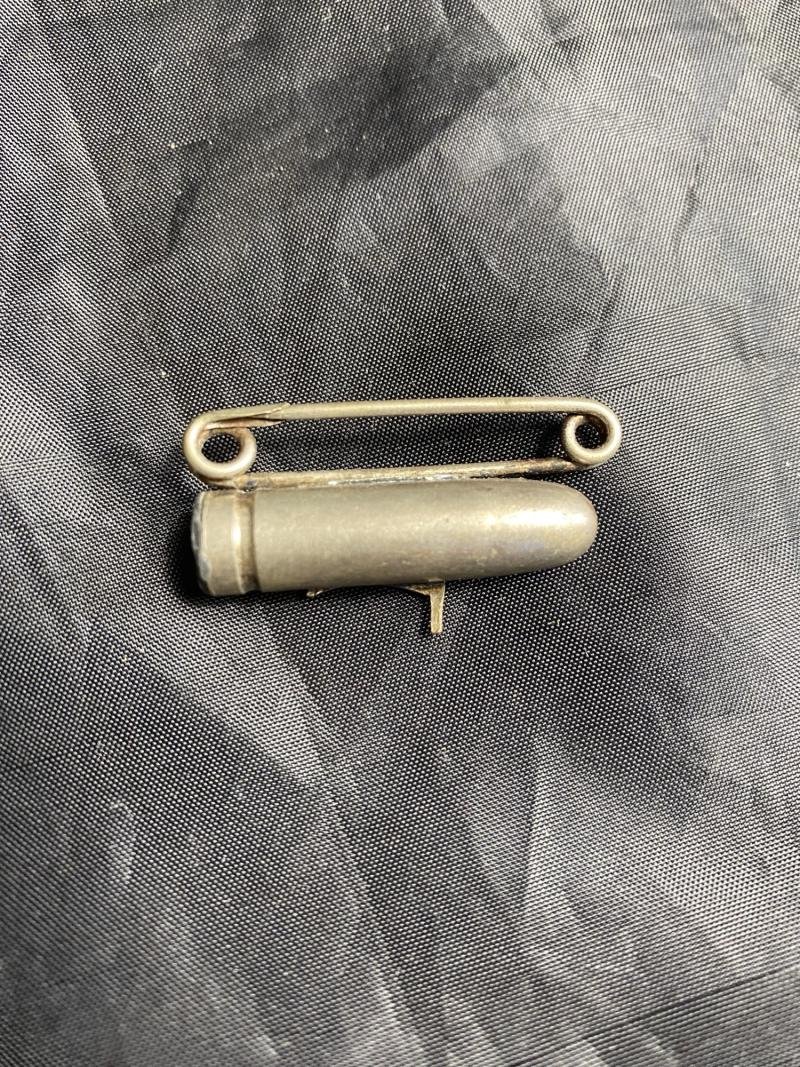 WW1 FRENCH FLAG FLYING BULLET TRENCH ART SOUVENIR BADGE — image 2