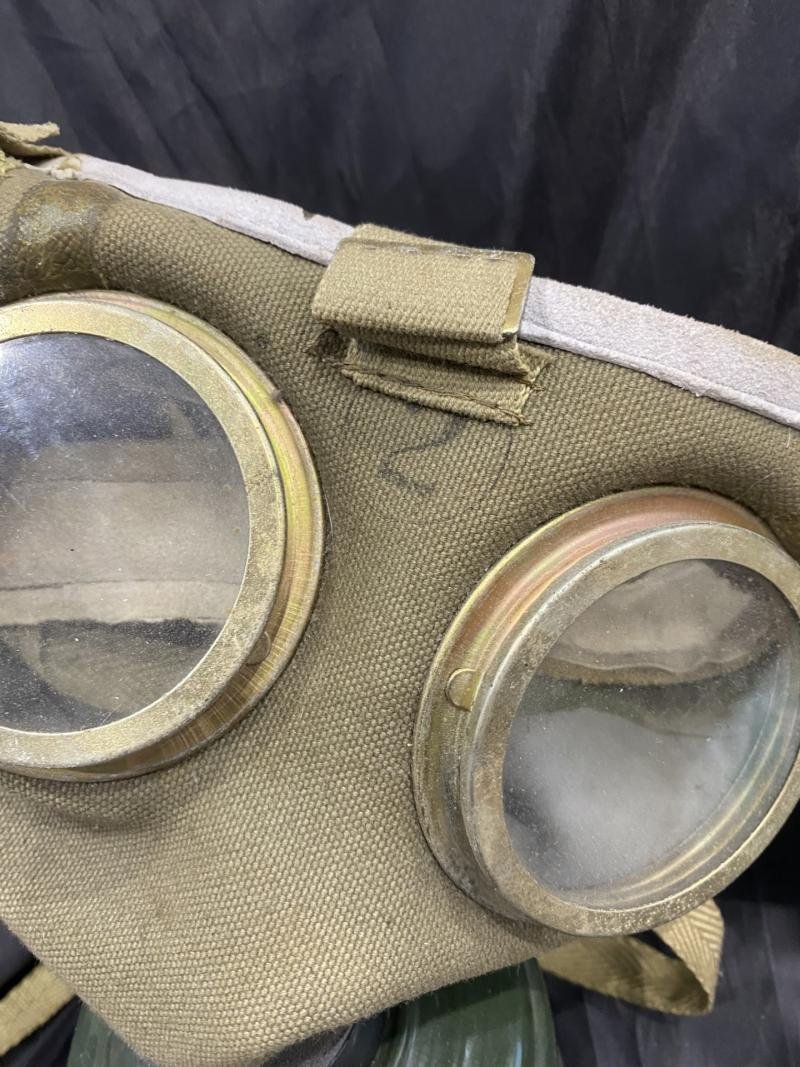 HUNGARIAN M75 GAS MASK — image 2