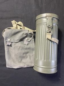 REPRODUCTION WW2 GERMAN GAS MASK TIN AND GAS CAP BAG