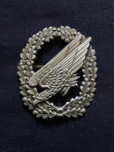 (Was £15) GERMAN BUNDESWEHR FALLSCHIRMJAGER CAP BADGE