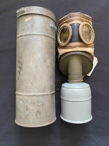 WW2 FRENCH TC 38 GAS MASK IN TIN