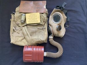 WW2 BRITISH T-MIC RESPITRATOR AND ACCESSORIES