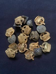 ASSORTED LOT OF19 X BUTTONS/PIPS AND BADGES