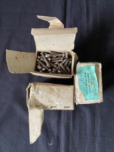 A BOX OF STEEL ROUND HEAD METAL SCREWS (1 1/4' …