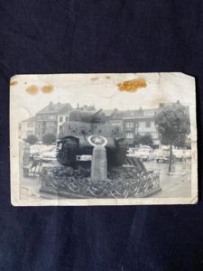 PICTURE OF A SHERMAN IN BASTOGNE