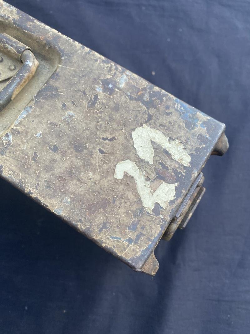 WW2 GERMAN MG34/ MG42 CAMO AMMO TIN — image 2