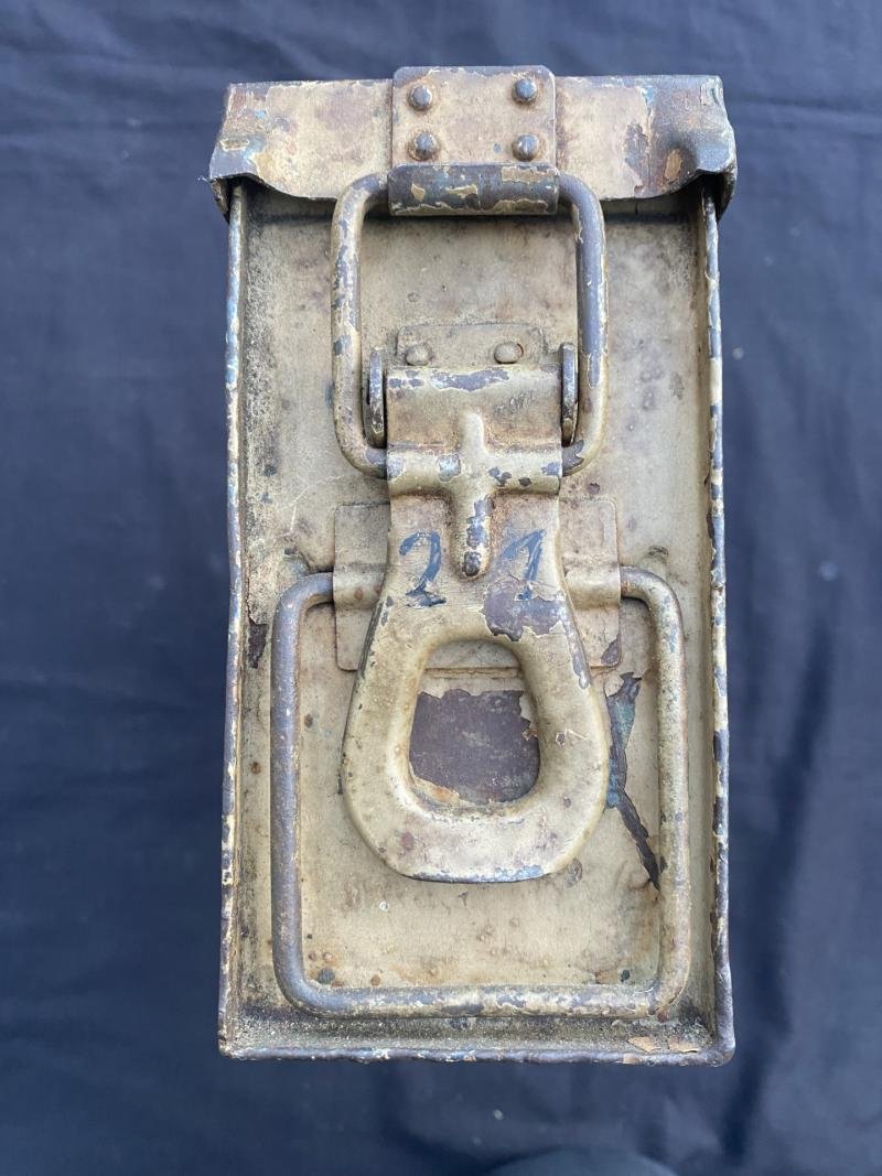 WW2 GERMAN MG34/ MG42 CAMO AMMO TIN — image 6