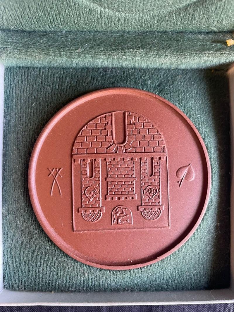 MEISSEN MEDAL COLDITZ DDR PLAQUE IN BOX — image 2
