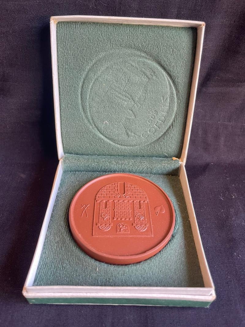 MEISSEN MEDAL COLDITZ DDR PLAQUE IN BOX — image 3