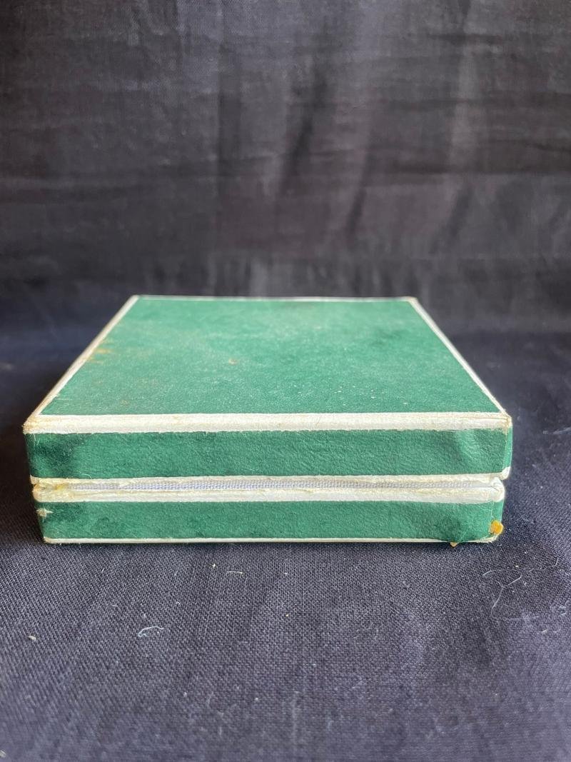 MEISSEN MEDAL COLDITZ DDR PLAQUE IN BOX — image 4