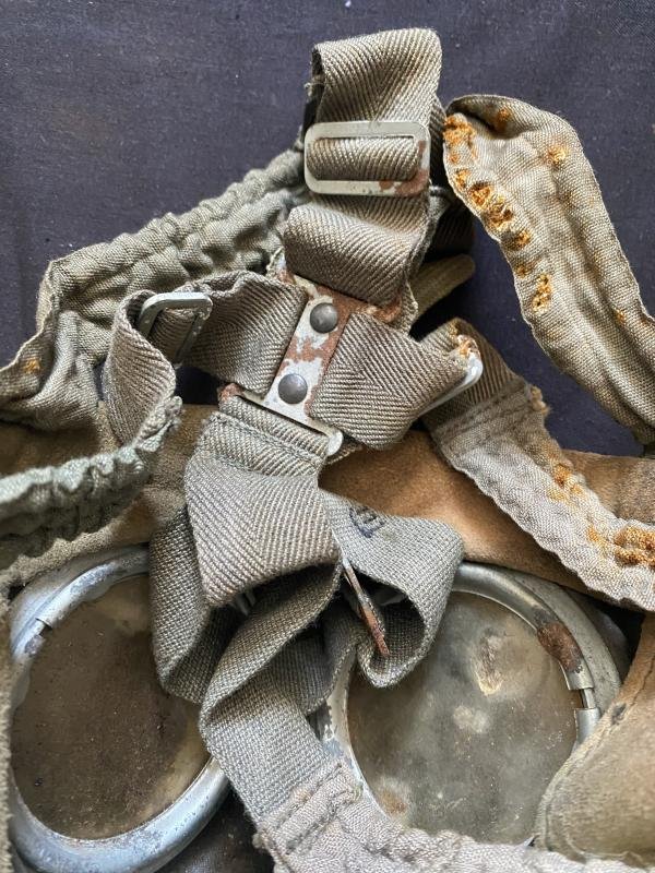WW2 GERMAN M31 GAS MASK (LIGHT COLOURED) — image 6