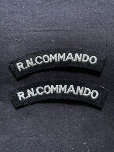 A SET OF R.N COMMANDO SHOULDER TITLES
