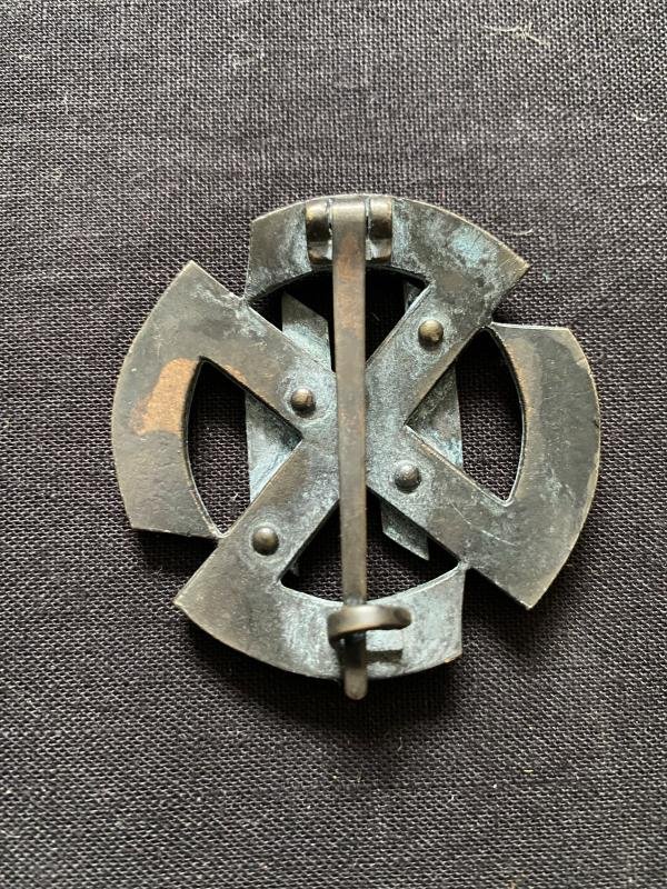REPRODUCTION WW2 GERMAN SS PROFICIENCY RUNES BADGE — image 2