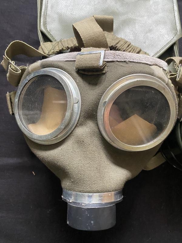 HUNGARIAN M75 GAS MASK WITH FILTER AND POUCH — image 2