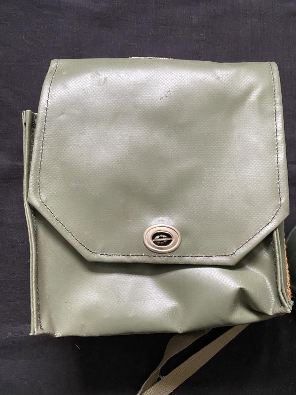 HUNGARIAN M75 GAS MASK WITH FILTER AND POUCH — image 3