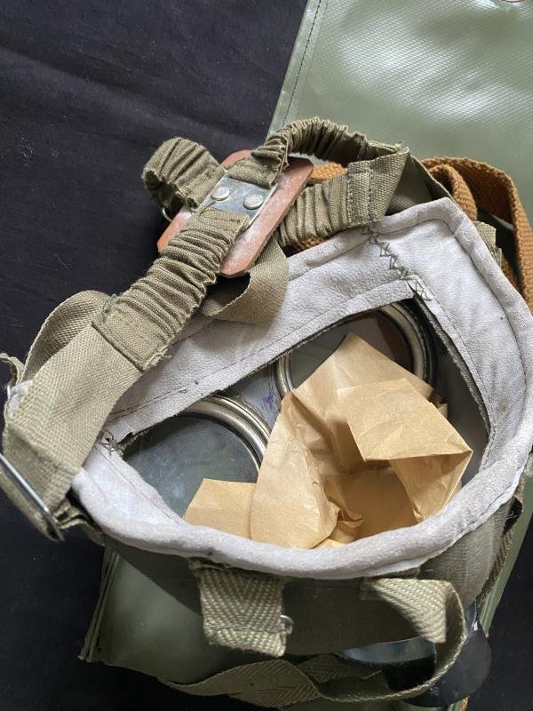HUNGARIAN M75 GAS MASK WITH FILTER AND POUCH — image 7