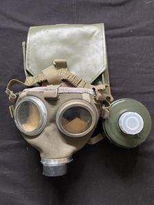 HUNGARIAN M75 GAS MASK WITH FILTER AND POUCH