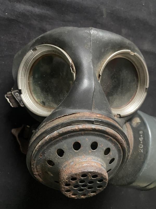 WW2 BRITISH LIGHTWEIGHT GAS MASK — image 2