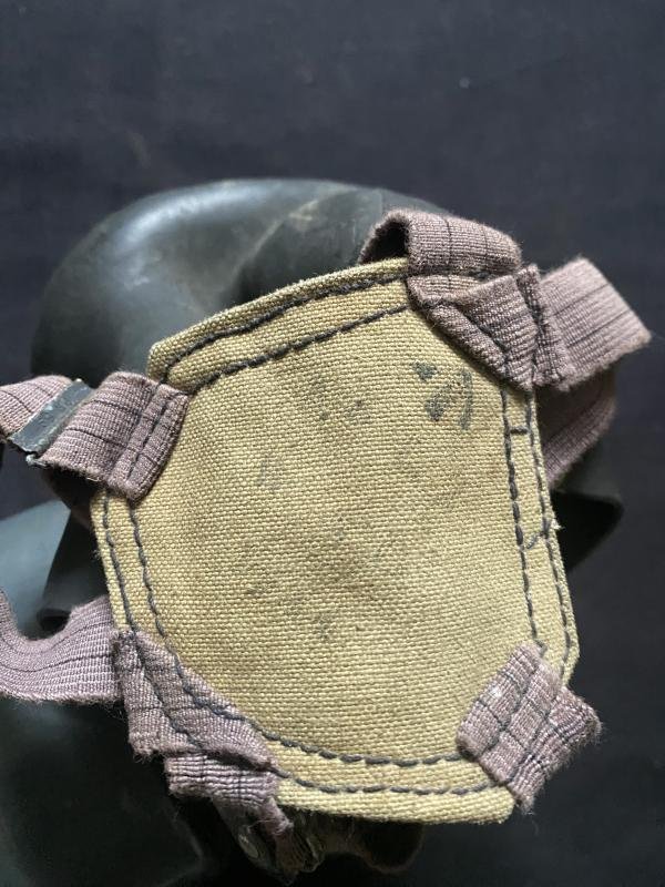 WW2 BRITISH LIGHTWEIGHT GAS MASK — image 3