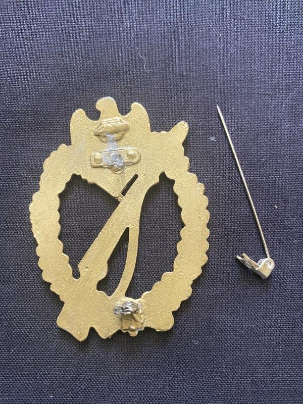 REPRODUCTION WW2 GERMAN INFANTRY ASSAULT BADGE IN GOLD (PIN BROKEN) — image 2