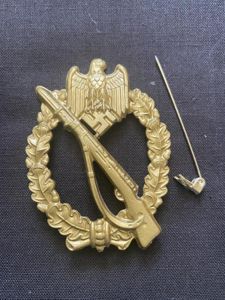 REPRODUCTION WW2 GERMAN INFANTRY ASSAULT BADGE IN GOLD (PIN BROKEN)