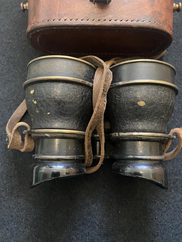 WW2 BRITISH COMMANDO/AIRBORNE BINOCULARS IN CASE — image 2