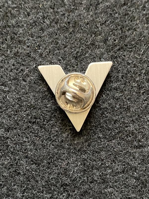 BRITISH VE DAY V FOR VICTORY BADGE — image 2